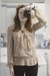 Tenue(s) du jour : la blouse romantique déclinée en deux styles
