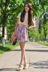 Look of the day: flowers on the skirt