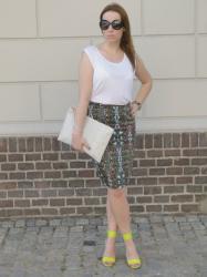 PRINTED SKIRT & NEON HEELS