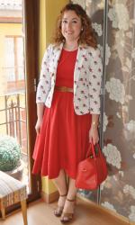 CON VESTIDO ROJO B*
