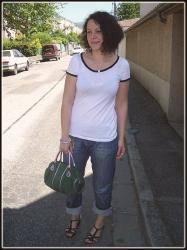 LE tee shirt blanc en action