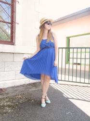 Une robe bleu asymétrique, un canotier et des espadrilles...