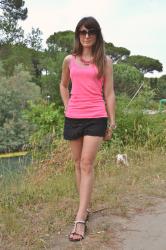 Cheap look: neon pink vest and lace shorts