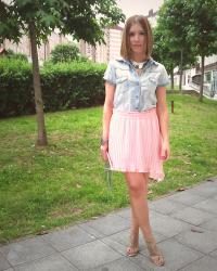 Look of the day: pleated skirt and jean