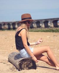sur la plage abandonnée...