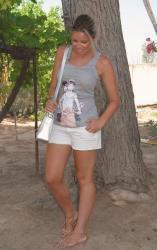 Camiseta gris con shorts blancos