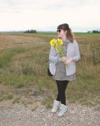 Des sneakers dans les tournesols