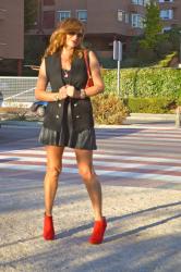 BOTINES ROJOS + MAXI CHALECO NEGRO (LOOKBOOK OCTUBRE ZARA)