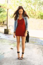 DES CLOUS ET DU ROUGE