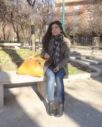 Mustard colored bag, black sweater with bows and short rain boots. My Sunday outfit! Buona Epifania a tutti!