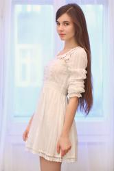 Biała koronkowa sukienka i beżowe czółenka