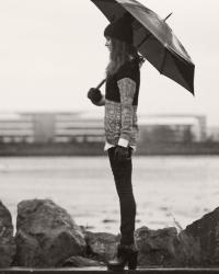 lookbookdotnu:
I like watching the puddles gather rain. (by...