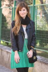 VESTIDO VERDE Y BIKER NEGRA