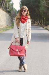 PANTALÓN DE LUNARES, JERSEY ÉTNICO Y BOLSO ROJO
