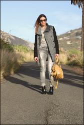 Toque mostaza para un look negro y gris