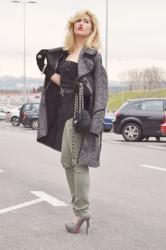 ZIGZAG STRIPE COAT WITH MILITARY JEANS