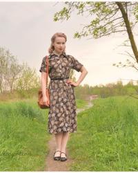Vintage floral dress, pastel hair and hot weather