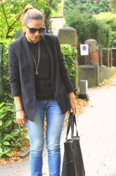 The power of simplicity / Black blazer and jeans