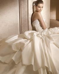 abiti da sposa con lo strascico