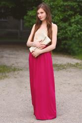 Długa kremowo-różowa sukienka oraz jasna kopertówka