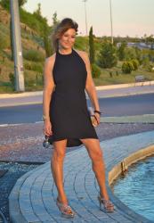 LOOK CON VESTIDO NEGRO DE ZARA CON LA ESPALDA AL AIRE