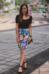 High waisted floral skirt!