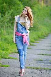 Denim dungarees and cool sunglasses
