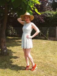 // Look: Tout en dentelle et chapeau de paille