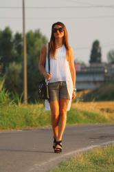 Blusa bianca al tramonto