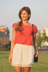FALDA DE TOPOS Y BLUSA ROJA