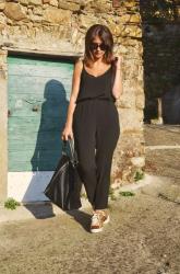 SPORTY SIDE OF A BLACK JUMPSUIT