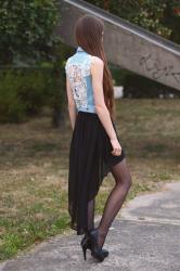 Jeansowa kamizelka z koronkowym tyłem, czarna zwiewna spódniczka i biały bralet