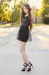 Czarna tiulowa sukienka z cekinami i czarne sandały na bardzo wysokim obcasie