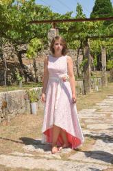 Con vestido largo de encaje