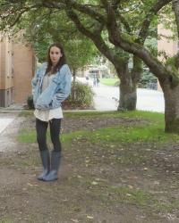 Distressed denim and rainboots - OOTD