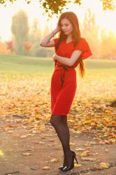 Czerwona elegancka sukienka i lakierowane szpilki