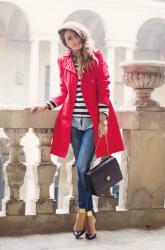 TRENCH ROSSO & T-SHIRT A RIGHE PER UN OUTFIT ELEGANTE