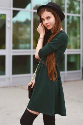 Zielona sukienka, czarne zakolanówki i kapelusz