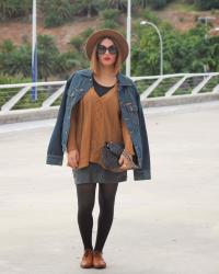 LOOK EN  CAMEL Y NEGRO PARA VISITAR TENERIFE