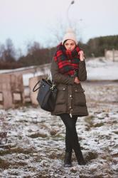 Look of the day: SNOW.HUGE PLAID SCARF