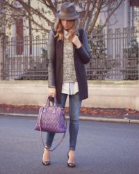 OUTFIT ELEGANTE CON JEANS, CAPPOTTO LUNGO & BORSALINO