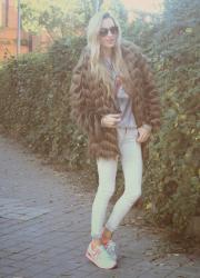 Sneakers, jeans and fur coat