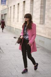 Manteau rose & sneakers au boulot