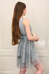 Miętowa cekinowa sukienka i perłowa kopertówka