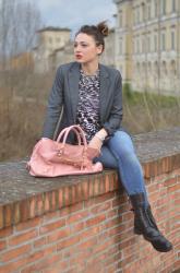 Anfibi neri e jeans skinny per un outfit rock chic