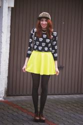 Neon + sweater with skulls