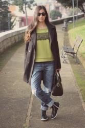 Maxi Coat, Boyfriend Jeans e un paio di Sneakers personalizzate 