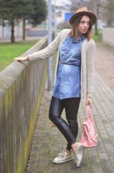 Ispirazione outfit: camicia jeans e pantaloni pelle