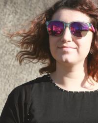 La fille qui osait les lunettes de soleil en hiver
