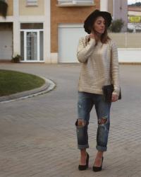 RIPPED JEANS